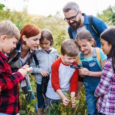 Les sorties scolaires et extra-scolaires sont importantes pour le développement de vos enfants. On vous explique pourquoi mais aussi le cadre légal de ces sorties et vos obligations en tant que Parent