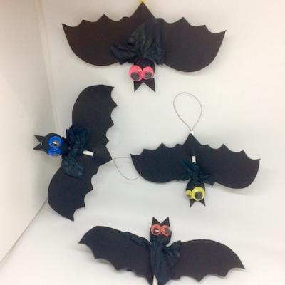 Ces jolies suspensions d'Halloween sont composées de chauves souris. Ils forment une guirlande monstrueusement gourmande pour fêter Halloween. A accrocher dans la maison pour le passage de vos petits 
