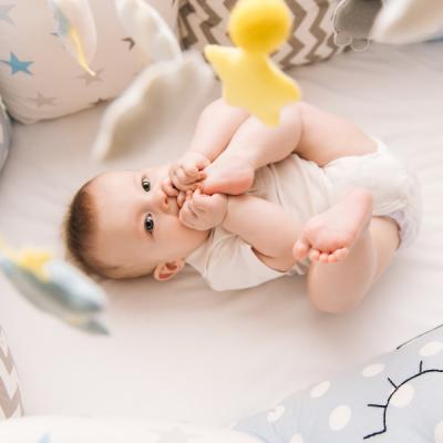 Les premiers jeux de bébé passent par l'éveil des sens. Les premiers jeux de votre bébé passent par ses sens, cela commence pendant la grossesse et cela se poursuit durant les 6 premiers mois. Il est