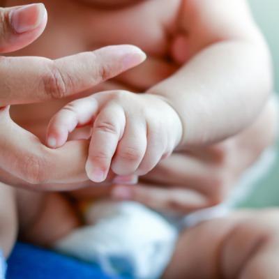 L'éveil et 5 sens : les jeux d'éveil doivent porter sur les 5 sens. La première occasion d'éveil de bébé passe par l'alimentation et donc par la bouche. Le temps de la tét&ea
