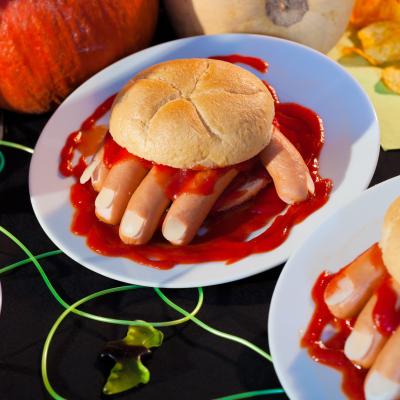Voici une recette parfaite pour le repas des petits monstres pendant Halloween. Découvrez la recette de la pizza monstrueuse d'Halloween. Des fantômes, des araignées, une pizza parfaite !