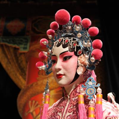 L'opéra chinois, aux origines lointaines, est un art complet, il réunit plusieurs activités artistiques . Cette fiche permet de mieux cerner cet art en apportant des informations sur les origines, les