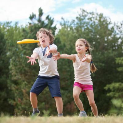 L'ultimate est un jeu de d'extérieur que l'on retrouve souvent dans les centres aérés. Le jeu se joue avec un frisbee avec deux équipes qui s'affrontent. Un jeu qui se joue généralement sur un terrain