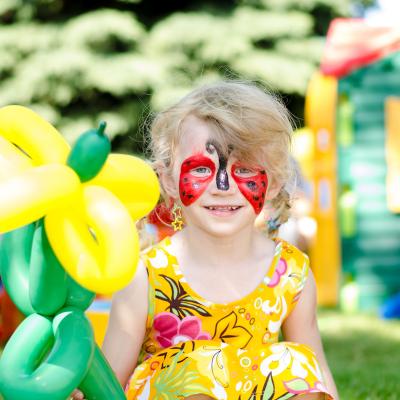 Maquillage de coccinelle tout simple pour amuser et occuper les enfants pour les fêtes d'enfants.   Fiche explicative illustrée de photos pour une réalisation facile.