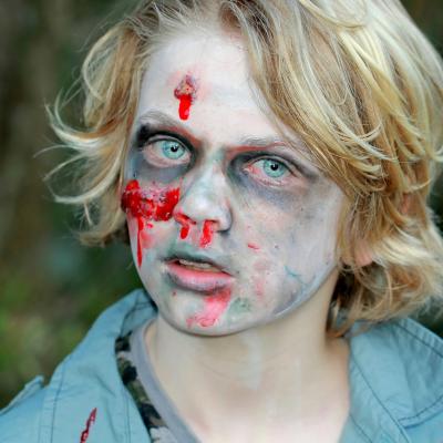Comment réaliser un maquillage de zombie simple et très facile à faire pour déguiser un enfant en zombie. Avec ce maquillage il sera facile de trouver quelques vêtements dans la penderie pour transfor