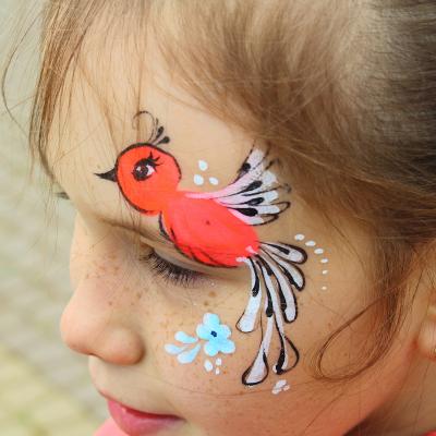 Une idée de maquillage d'oiseau pour enfant. Un maquillage simple pour réaliser un maquillage d'oiseau sur le visage de votre enfant. Le dessin est simple et le motif laisse les yeux bien dégagés ce q