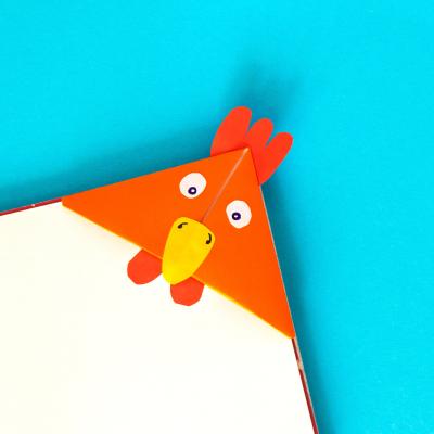 Activité pour fabriquer un marque-pages décoré en forme de poule. Ce marque page peut être gardé ou offert aux personnes que l'on aime.
