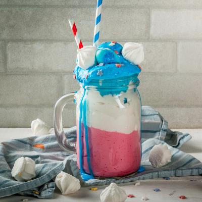 Découvrez la recette du smoothie tricolore bleu blanc rouge pour la Fête nationale le 14 juillet. C'est une recette très simple et qui sera parfaite et rapide à réaliser le 14 juillet.