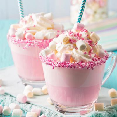 Le milshake au chamallow est une recette sucrée que les enfants adorent ! Ils ont l'impression de boire un bonbon délicieusement lacté. Une recette toute rose qu'on adore.