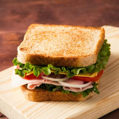 Recette rapide de petits sandwichs au jambon. Ces minis sandwichs au jambon feront merveille sur un buffet d'enfant, un brunch ou une soirée snack.