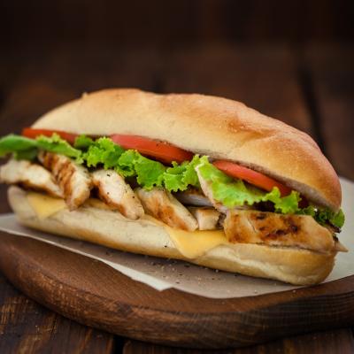 Recette de minis sandwichs au poulet. Une recette du dimanche soir pour terminer les restes de poulet.