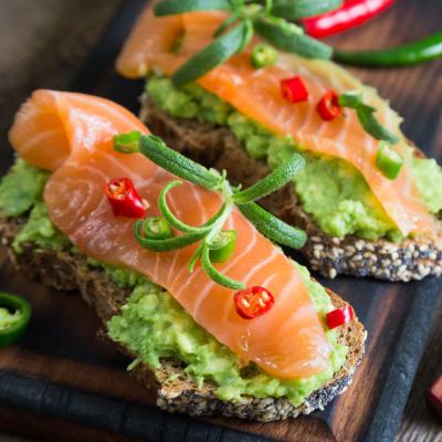 Minis sandwichs au saumon fumé à faire avec ou pour les enfants. Ces petits sandwichs accompagnés d'un dessert feront un bon repas complet pour le soir.