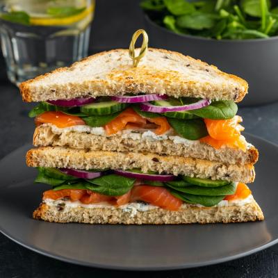 Mini sandwichs au saumon fumé, au fromage blanc et fines herbes. Les enfants n'aimeront peut-être pas, mais comme ils auront préparé ces minis sandwichs ils les goûteront et feront un premier pas vers