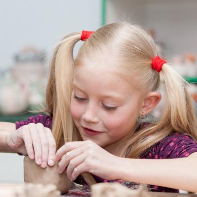 Recette de la pâte à pain pour les modelages des jeunes enfants. Une pâte sans aucun danger pour modeler et faire cuire son oeuvre. Activité de modelage envoyée par Elisabeth.