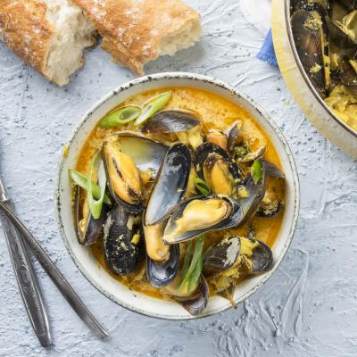 Une recette de moules au curry pour varier de la recette traditionnelle des moules à la crème. Cette recette de moule est délicieuse et facile à cuisiner par tous. La quantité de curry indiqu&eacu