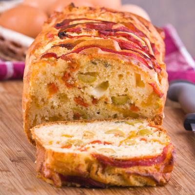 Le cake à la basquaise est une version beaucoup plus ludique du cake salé. Son petit moule en papier et sa version individuelle le rend beaucoup plus séduisant pour les enfants ou pour les apéritifs e