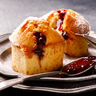 Recette de muffins à la confiture de framboise pour retrouver les parfums de l'été au plein coeur de l'hiver. Cette recette ultra rapide permettra aux petits gourmands de préparer des muffins à la fra