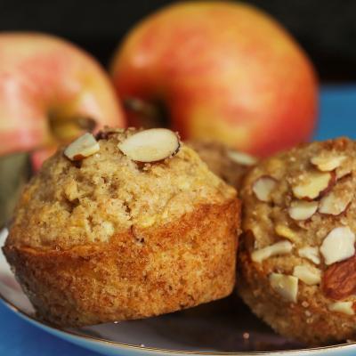 une recette de muffins pour tous les amoureux de la pomme.Ces muffins à la pomme et aux raisins secs sont relevés d’une pointe de cannelle, ils sont parfaits pour accompagner le thé. Recette de muffin