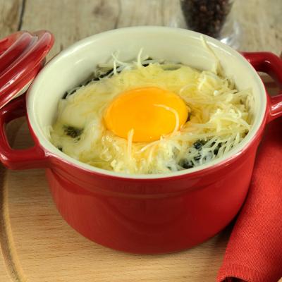Les oeufs à la parisienne est une recette classique pour accommoder les oeufs cuits en cocotte.