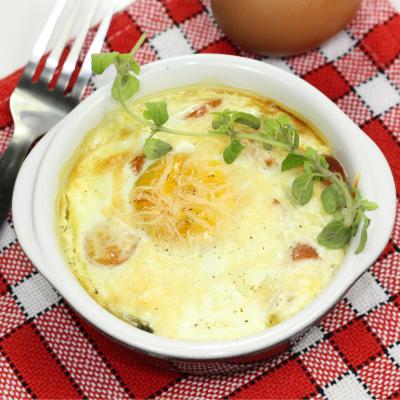 Les oeufs en cocotte sont un classique de la cuisine, ces recettes souvent oubliées sont faciles, rapides à cuisiner. Une recette idéale pour mère de famille pressée. Une recette pour cuisiner autreme