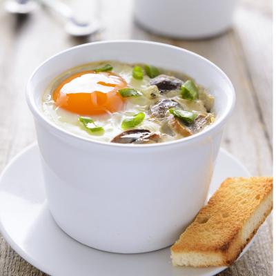 Recette des oeufs en cocotte aux champignons de Paris. Une recette de cuisine pour brunch ou déjeuner léger.