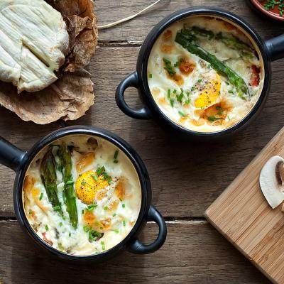 Une recette d'oeuf cocotte aux pointes d'asperges vertes. Un plat rapide, facile et complet pour les jours où on manque de temps. Recette illustrée de Tête à modeler