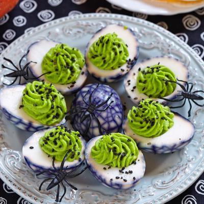 Découvrez comment réaliser cette recette parfaite pour Halloween. Présentez à vos invités ces oeufs mimosa et ils croiront que ce sont des oeufs pourris alors qu'ils sont délicieux !