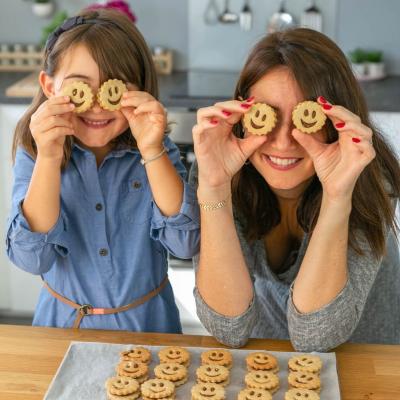 La box Ookies permet de recevoir tous les mois une recette et tous les ingrédients pour la réaliser facilement en famille. Le projet d’Ookies : permettre aux familles de consacrer des moments de compl