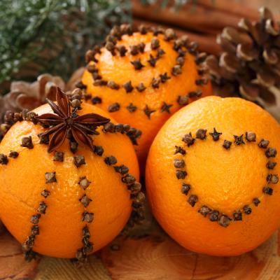 Faire sécher des oranges de Noël piquées de clous de girofle