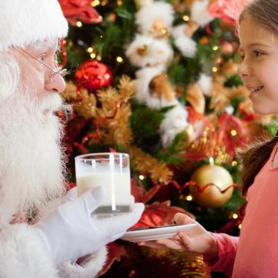 Les bricolages et activités sur les anges de Noël permettront d'ajouter un petit ange sur le sapin, de décorer la table de Noël de ronds de serviettes ... Qu'ils soient réalisés en papier, en m