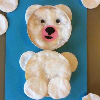 Un bricolage pour les enfants à partir de 2 ans pour réaliser un ourson polaire en boîte de camembert. Une activité de récupération économique et facile à réaliser. Cet ourson rempli d’ouate de coton,