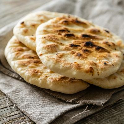 Recette du pain du désert. Il n'est pas toujours possible de cuire du pain au four. Voici une recette inspirée des pains tradtionnels du désert pour montrer à votre enfant qu'il existe différentes fa&