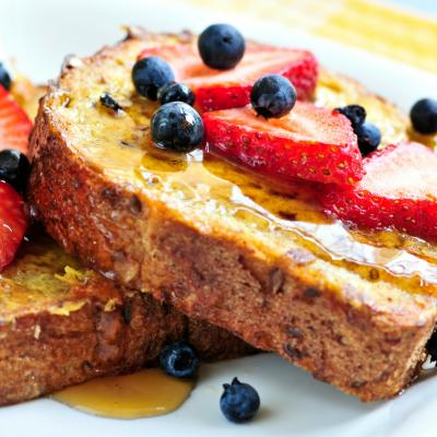 Le pain perdu est un dessert qui s'adapte à toutes les saisons. Et quand arrive le printemps, on ne résiste pas à l’envie de faire une déclinaison de recette avec des fraises. Très rapide à réaliser, 