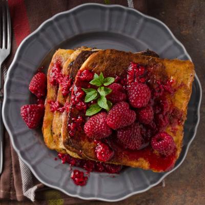 Une recette de pain perdu framboise : Cette recette de pain perdu associe le moelleux du pain perdu et l'acidité des framboises. La recette du pain perdu framboise est une recette totalement de saison