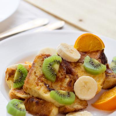 Une recette de pain perdu réalisée avec des fruits d'hiver. Une recette pour permettre aux enfants de manger des fruits en hiver. Le pain perdu aux fruits d'hiver est un dessert facile, rapide et écon