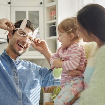 Et si on célébrait Pâques malgré les restrictions ? Retrouvez toutes nos idées pour une fête de Pâques à l'intérieur avec la famille.