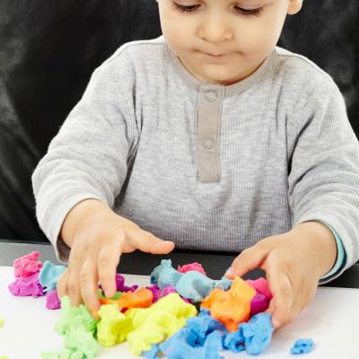 La pâte à sel en maternelle est une bonne idée d'activité manuelle à proposer aux enfants à partir de 2 ans.