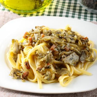 Recette de pâtes aux petits artichauts : les tagliatelles. Les artichauts étant des artichauts en boîtes, cette recette peut être faite toute l'année.  Recette illustrée pas à pas