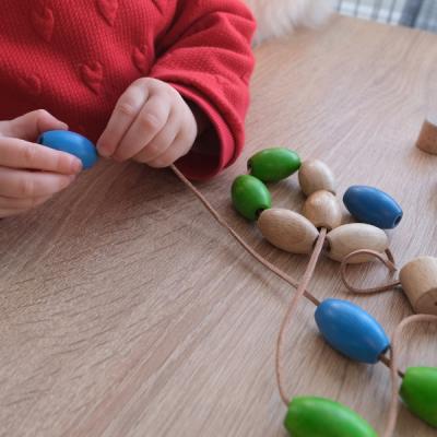 Billes de laçage sont un parfait jeu d'enfilage parfois difficile à maîtriser pour votre bébé. Les billes d'enfilage sont adaptées et parfaites pour apprendre en douceur.