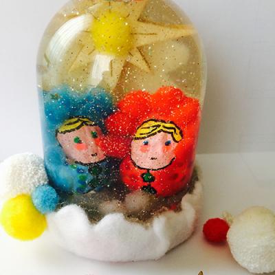 Esprit récup, couleurs et paillettes pour ce globe à neige personnalisé.