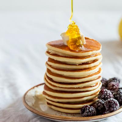 Les petites crêpes russes sont en fait des blinis. Il existe de nombreuses recettes de blinis, voici l'une d'elles facile et rapide à faire. Recette au sarrazin.