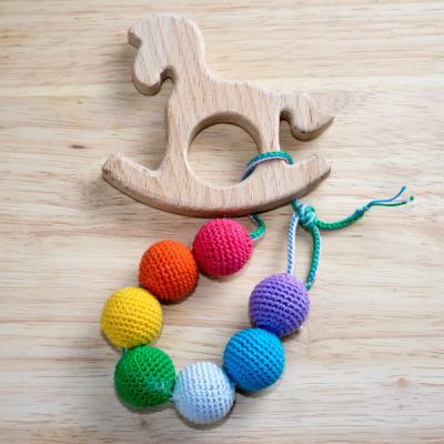 Les hochets que l'on trouve dans le commerce sont spécialement étudiés pour répondre aux modes de jeux du jeune enfant, mais ne vous limitez pas à ces seuls jouets. La maison est remplie d'objets pouv