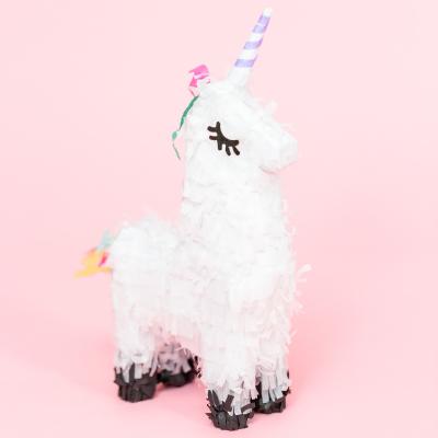 La pinata licorne est indispensable pendant les fêtes d'anniversaire notamment. Retrouvez sans plus attendre plus d'infos sur la pinata et notre sélection pour en acheter une ou en fabriquer une à vos