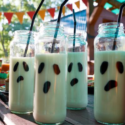 Découvrez comment réaliser très simplement et très rapidement ce milkshake à la vanille et à la pistache parfait pour Halloween.