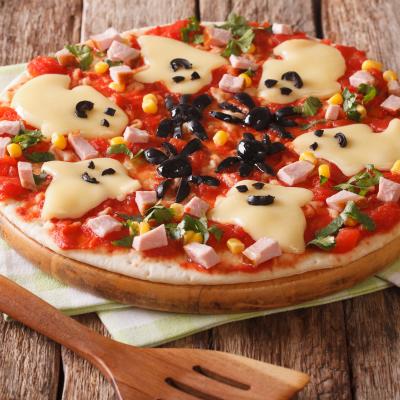 Voici une recette parfaite pour le repas des petits monstres pendant Halloween. Découvrez la recette de la pizza monstrueuse d'Halloween. Des fantômes, des araignées, une pizza parfaite !