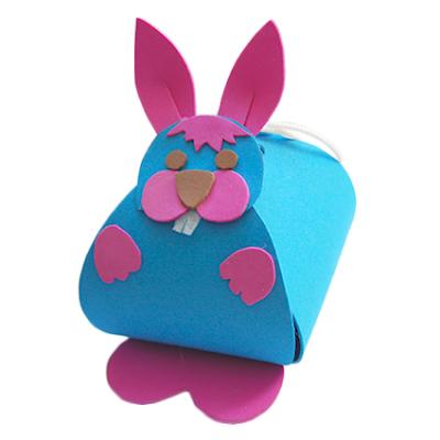 Pochette  surprise en forme de lapin  , boite pour bonbons et chocolats de Pâques. La pochette surprise lapin de Pâques est réalisée avec des feuilles « mousse » . Une idée de bricolage de Pâques.