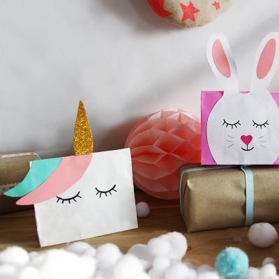 tuto pour bricoler une pochette cadeau licorne en carton