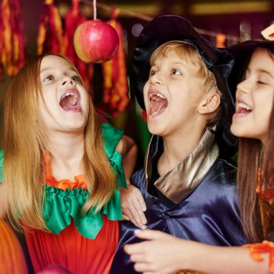 La pomme suspendue aussi appelée pomme à croquer est un très vieux jeu très drôle à mettre en place pendant un goûter ou une soirée à thème. Retrouvez toutes nos infos pour préparer, mettre en place e