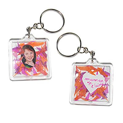 Réalisation d'un porte clefs personnalisé à partir d'un porte clés en plastique transparent composé de deux partie emboitable permettant d'insérer une photo et autres décorations