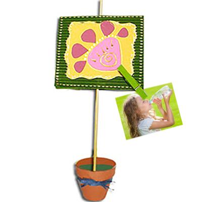 Une idée de bricolage simple pour fabriquer un porte photo à partir d'un bricolage de scrapbooking. Le porte photo est constituté d'une partie cadre photo réalisée en scrapbooking et d'une tige de boi